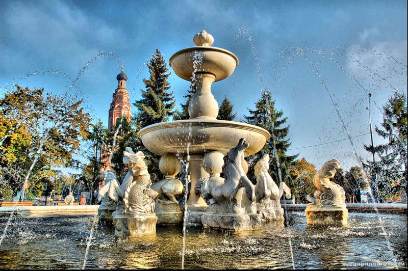 Городской фонтан на центральной площади города